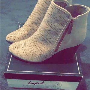 Quips wedges color tan